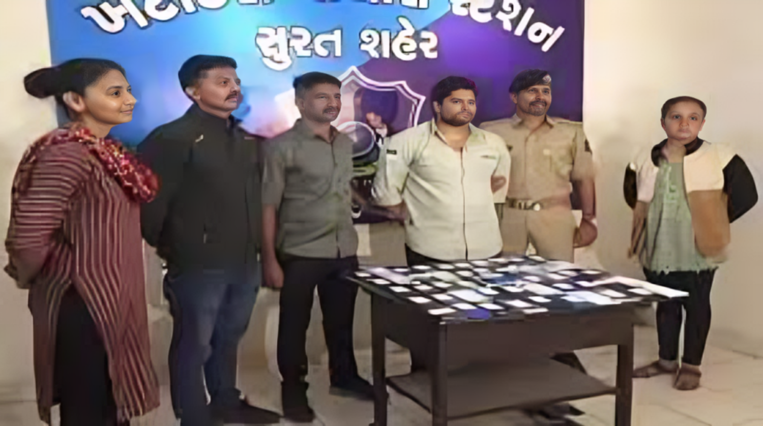 Picture of Surat: 54 mobile phones were seized from a person who was stealing in the guise of passengers, watch the video