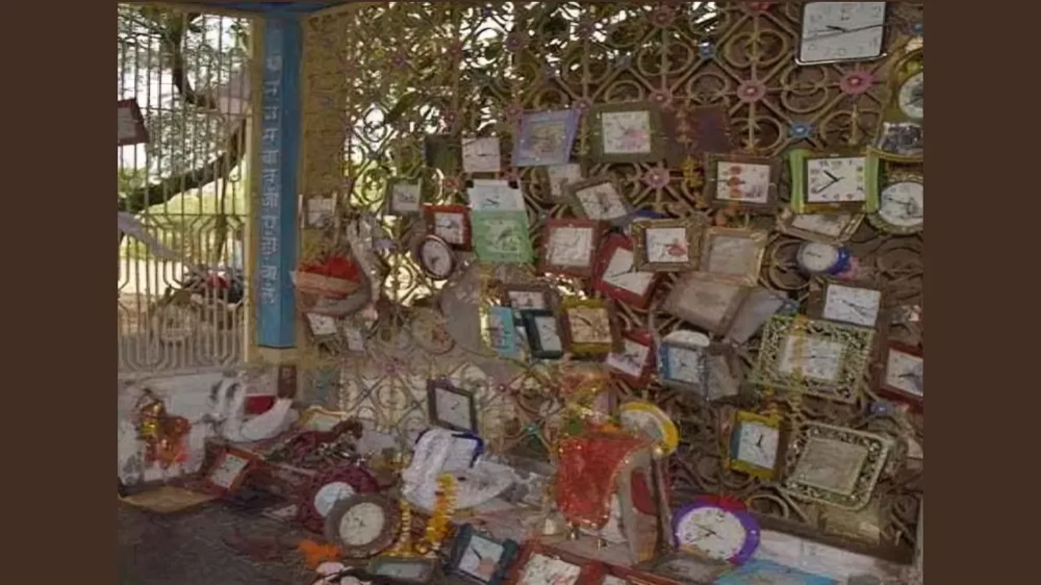 A temple where watch is offered instead of prasad, know the interesting story की तस्वीर