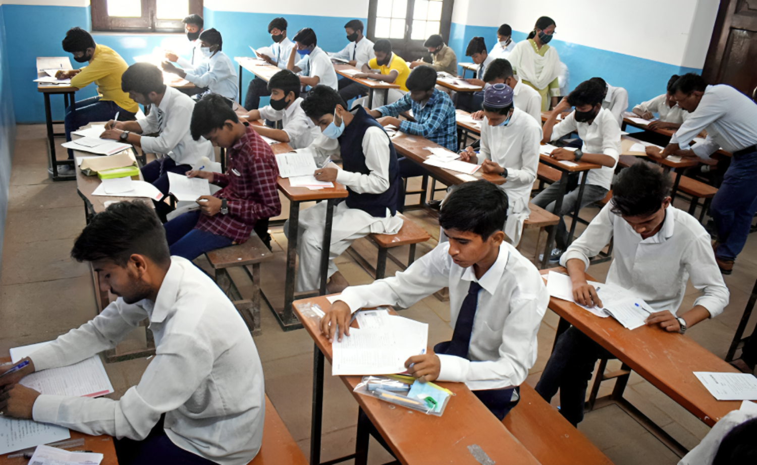 With CBSE-10 and 12 exams starting today, students should know these important rules before appearing की तस्वीर