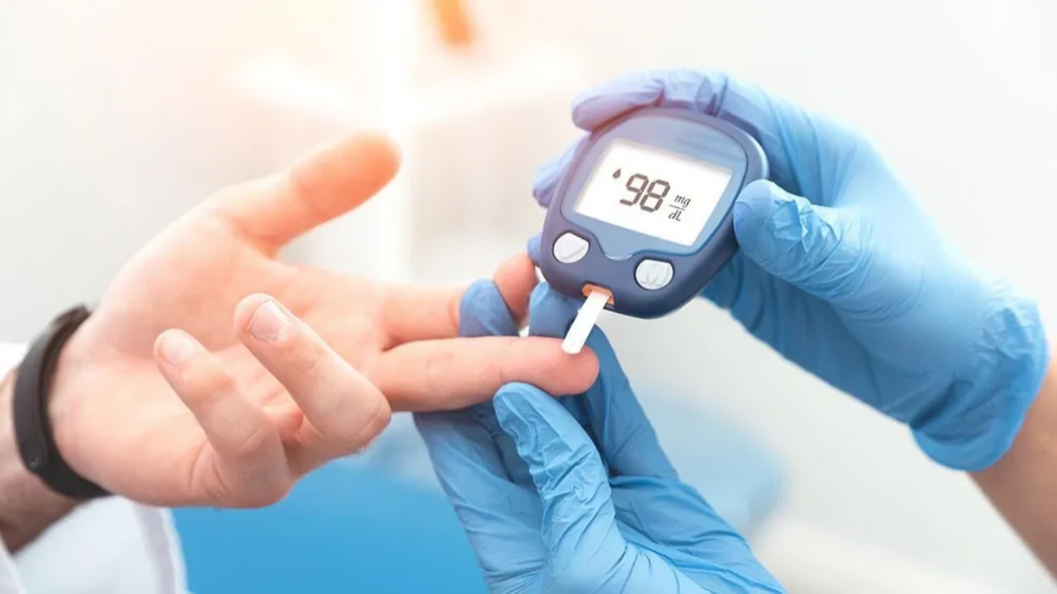 In today's age of mobile phones, blood sugar control is in your hands, learn की तस्वीर