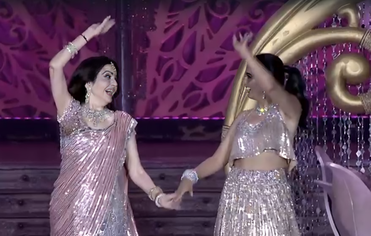 Anant Ambani Pre Wedding: Isha and mother Nita Ambani's amazing performance on 'Ghar More Pardesiya', watch video की तस्वीर
