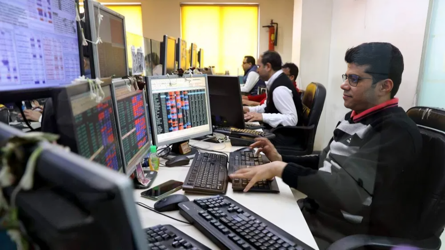Share Market Opening Bell : Sensex opens below 73000 as negative global market signal affects Indian stock market की तस्वीर