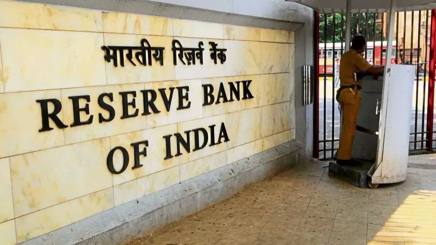 RBI took huge action against Yes Bank and ICICI Bank, fined crores की तस्वीर
