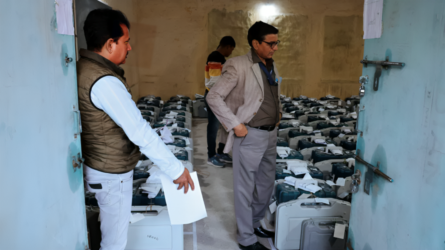 Picture of EVMs are not tampered with..., how are checks done before counting?