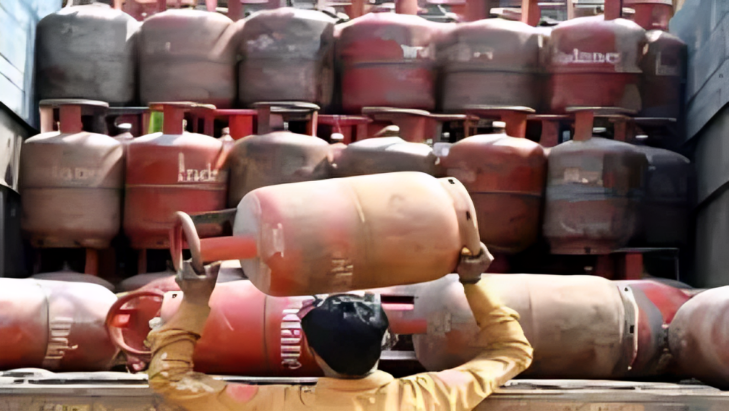 Picture of Surat: Scam of illegal gas refilling caught in Kapodra, 2 people arrested, watch video