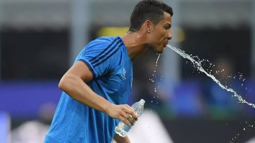 Picture of Football players are seen spitting instead of drinking water on the field, know the reason